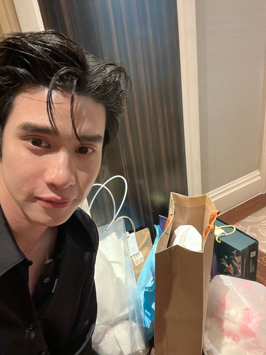 peakpeemapol's tweet photo. ขอบคุณแฟนๆชาวเวียดนามและแฟนๆทุกคนที่บินตามมาให้กำลังใจพวกเราวันนี้นะครับ ทุกคนสุดยอด! energy เหลือล้น สนุกมาก ไว้เจอกันใหม่นะครับ ขอบคุณสำหรับของขวัญด้วยน้า กลับบ้านดีๆนะครับ ❤️

ขอบคุณทีมหน้าจอทุกคนที่ช่วยปั่นเทรนด์และส่งกำลังใจมาด้วยนะค้าบ ❤️ https://t.co/7ayz8w29DN