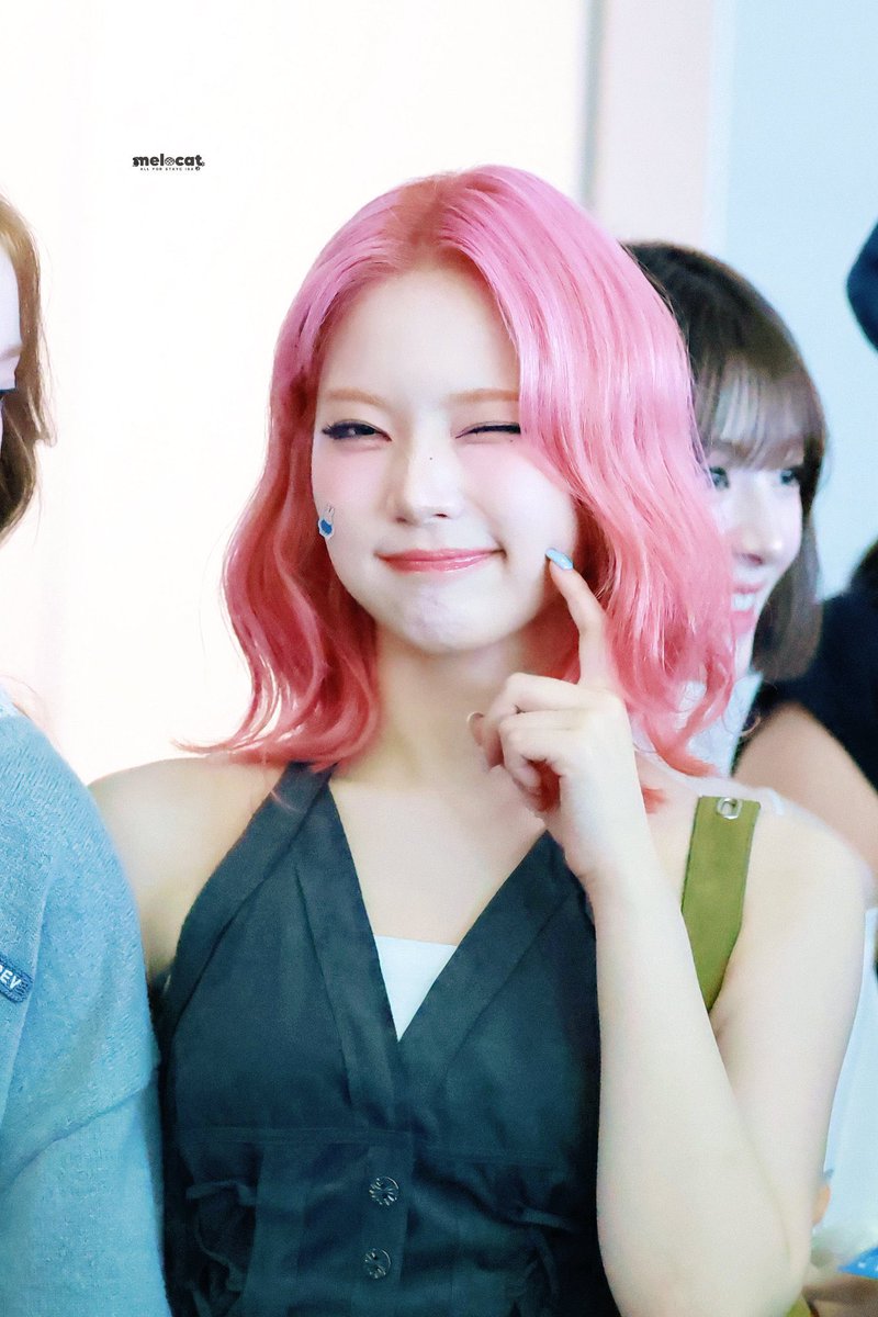 apisa's tweet photo. ``  strawberry flavored existence. ❤︎ https://t.co/wRqe5oLZLn
