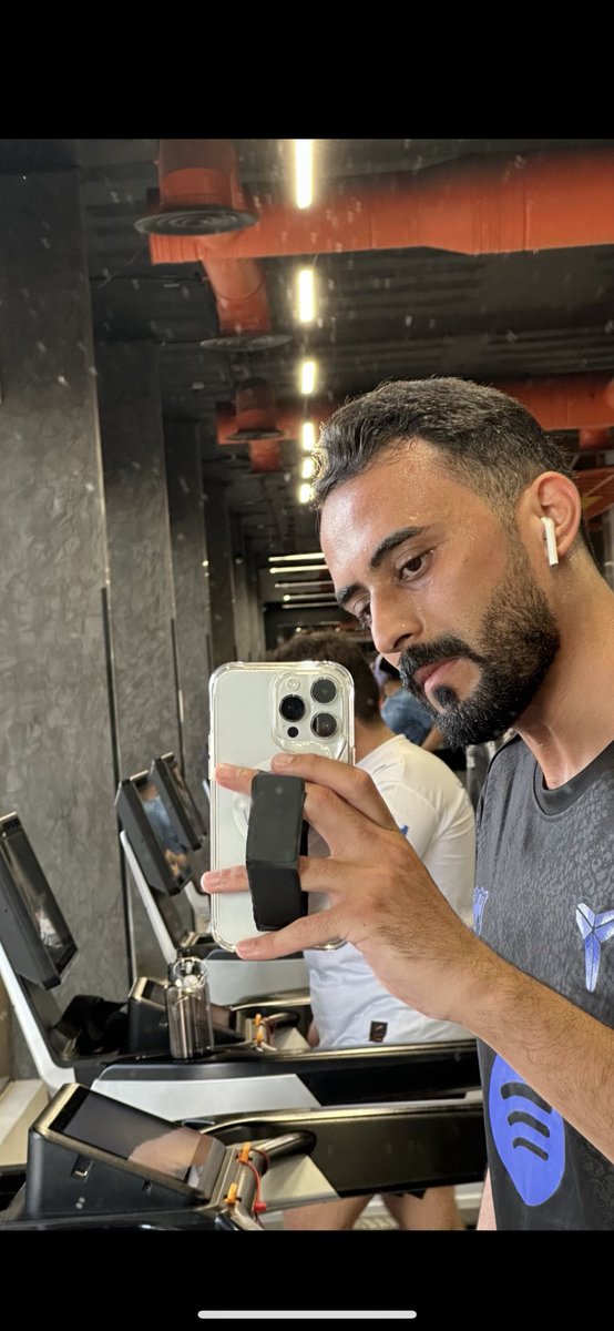 Moha2096's tweet photo. الليلة ليلة فرح وسعادة، مبارك الزواج يا عادل وعسى العمر كله أفراح 🤍 #زواج_عادل_هيف https://t.co/TCrDGuVGVR