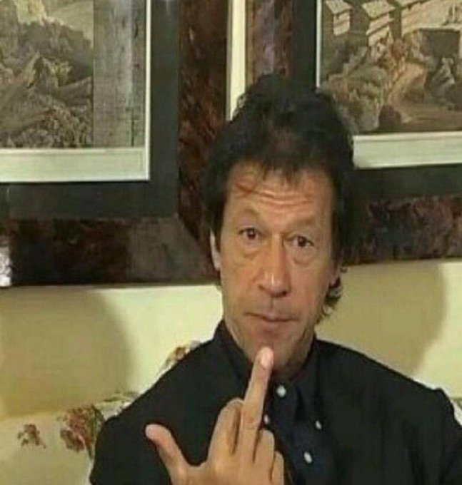 pakistanwalli's tweet photo. عاصم منیر چاہتا ہے کہ عمران خان اس سے معافی مانگے۔ (سہیل وڑائچ)

لے لو، مانگ لی معافی: https://t.co/nrgHJHwYNr