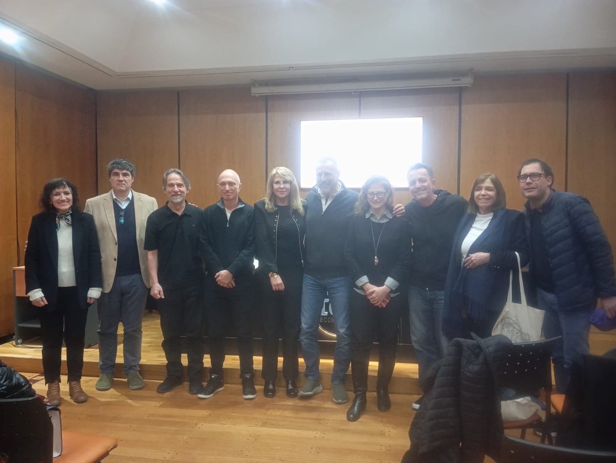 Piterotero's tweet photo. Recuerdos de una noche con colegas y publico en la que reflexionamos sobre el estado y la administracion publica. 
Gracias a los organizadores por animarse en estos tiempos donde el tema es objeto de ataques y simplificaciones que en nada contribuyen a entender lo que sucede https://t.co/euRf5Va21j