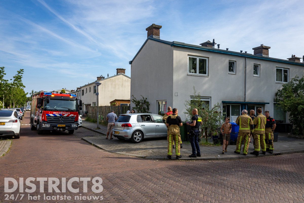 Auto rijdt tegen woning op Prunuslaan in Delft
