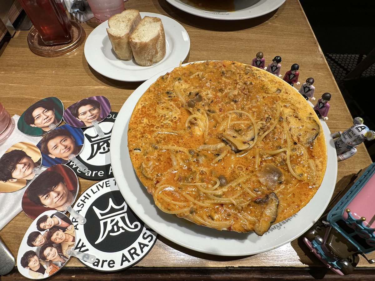 yukittyjazz's tweet photo. 嵐にしやがれで、メンバーが絶賛したという
#絶望のパスタ を食べに梅田へ🚕
いや、美味かった〜😍

で大阪駅でウロウロしてて、ちゃんと釣られてお店へ🤣

推しカラーのパフェ💛💜を堪能(写真)していたら、隣の席には💚❤️担さんが！
※💙(ミニ)も居るよ笑

推し活はほんと最高や😭

アラシゴト最高🥲 https://t.co/4u3MUpdiCu