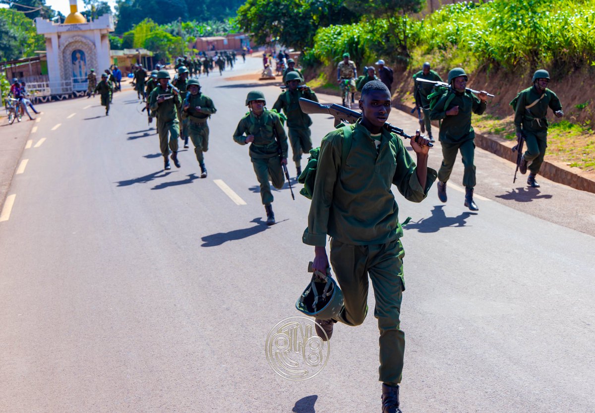 RTNBurundi's tweet photo. #Burundi : Compétition militaire

 𝗟𝗮 𝗕𝗦𝗣𝗜 𝗿𝗲𝗺𝗽𝗼𝗿𝘁𝗲 𝗹𝗲 𝘁𝗿𝗼𝗽𝗵𝗲́𝗲 𝗱𝗲𝘀 𝗰𝗼𝗺𝗽𝗲́𝘁𝗶𝘁𝗶𝗼𝗻𝘀 𝗺𝗶𝗹𝗶𝘁𝗮𝗶𝗿𝗲𝘀 𝗻𝗮𝘁𝗶𝗼𝗻𝗮𝗹𝗲𝘀 𝟮𝟬𝟮𝟲

La Brigade de protection des institutions (BSPI) a remporté, ce 29 mai 2026, le trophée de la compétition organisée par la Force de Défense Nationale du Burundi (@fdnbbi) dans le cadre de la clôture des activités d’instruction et d’entraînement de l’année 2025-2026.

La deuxième place a été occupée par la deuxième division militaire, tandis que la troisième place est revenue aux militaires de l’École des Sous-Officiers (ESO).

Cette compétition comprenait plusieurs épreuves, notamment un parcours d’obstacles, une course d’orientation à l’aide d’une carte militaire, une course de 17 kilomètres avec équipements de service, ainsi qu’une course de 8 kilomètres avec équipements militaires, suivie d’une séance de tirs.

 𝗟’𝗶𝗻𝘀𝘁𝗿𝘂𝗰𝘁𝗶𝗼𝗻 𝗮𝘂 𝗰œ𝘂𝗿 𝗱𝗲 𝗹𝗮 𝗽𝗿𝗼𝗳𝗲𝘀𝘀𝗶𝗼𝗻𝗻𝗮𝗹𝗶𝘀𝗮𝘁𝗶𝗼𝗻

Lors de ces cérémonies de clôture de la compétition, le Chef de la Force de Défense Nationale du Burundi, le Général Prime Niyongabo, a indiqué que de telles compétitions contribuent au renforcement du professionnalisme militaire et de la capacité des forces de défense à assurer efficacement la protection du pays.
Il a également précisé que cette activité est organisée chaque année, conformément aux objectifs fixés par la @fdnbbi.

Le Général Prime Niyongabo a par ailleurs appelé les Commandants à préparer l’ensemble des militaires, soulignant que chaque soldat doit bénéficier d’une formation et d’un entraînement adéquats afin d’accomplir efficacement sa mission.

S’adressant aux vainqueurs, il les a félicités pour leurs performances, et les a encouragés à poursuivre leurs efforts afin d’atteindre des résultats encore plus remarquables.