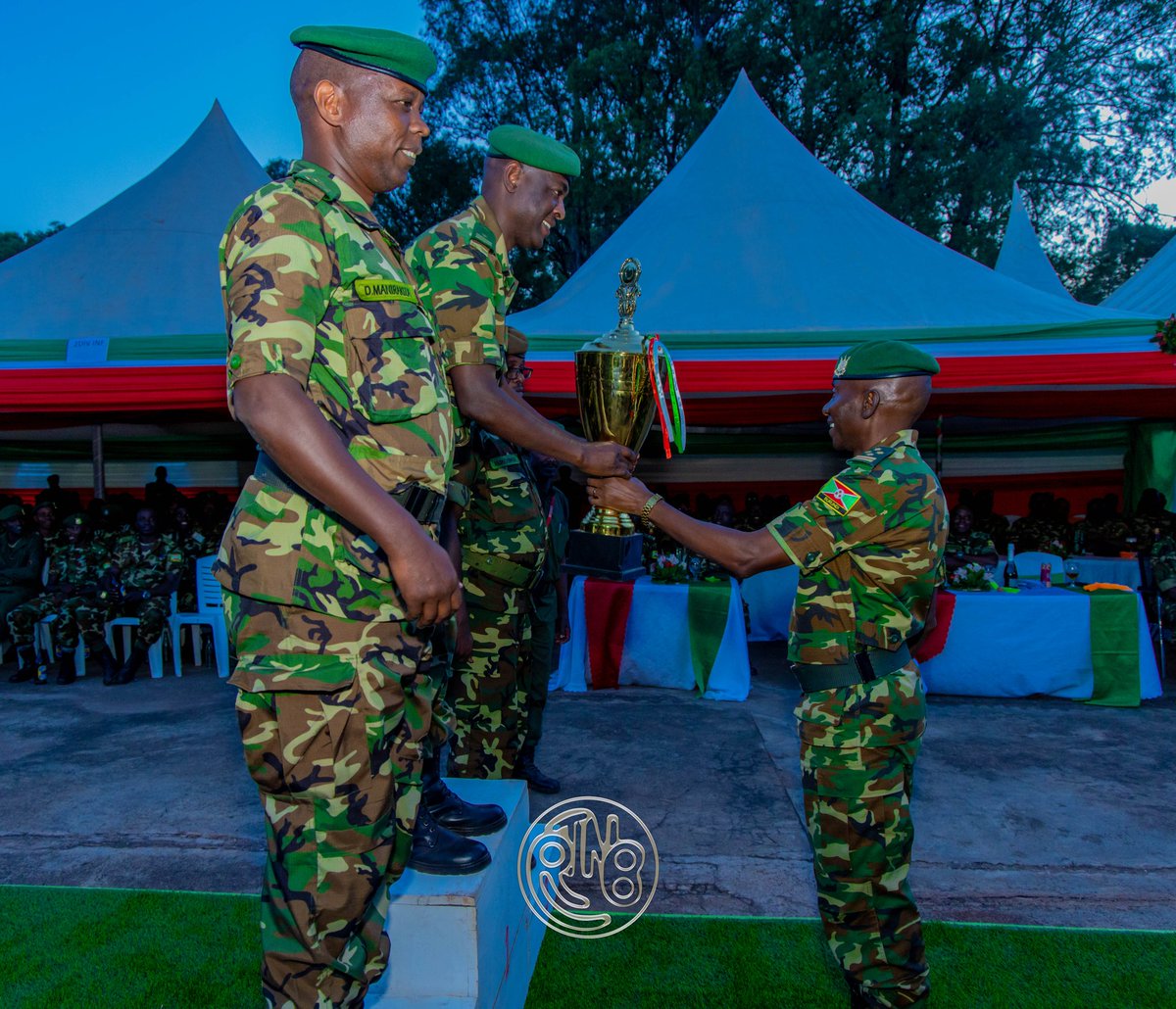 RTNBurundi's tweet photo. #Burundi : Compétition militaire

 𝗟𝗮 𝗕𝗦𝗣𝗜 𝗿𝗲𝗺𝗽𝗼𝗿𝘁𝗲 𝗹𝗲 𝘁𝗿𝗼𝗽𝗵𝗲́𝗲 𝗱𝗲𝘀 𝗰𝗼𝗺𝗽𝗲́𝘁𝗶𝘁𝗶𝗼𝗻𝘀 𝗺𝗶𝗹𝗶𝘁𝗮𝗶𝗿𝗲𝘀 𝗻𝗮𝘁𝗶𝗼𝗻𝗮𝗹𝗲𝘀 𝟮𝟬𝟮𝟲

La Brigade de protection des institutions (BSPI) a remporté, ce 29 mai 2026, le trophée de la compétition organisée par la Force de Défense Nationale du Burundi (@fdnbbi) dans le cadre de la clôture des activités d’instruction et d’entraînement de l’année 2025-2026.

La deuxième place a été occupée par la deuxième division militaire, tandis que la troisième place est revenue aux militaires de l’École des Sous-Officiers (ESO).

Cette compétition comprenait plusieurs épreuves, notamment un parcours d’obstacles, une course d’orientation à l’aide d’une carte militaire, une course de 17 kilomètres avec équipements de service, ainsi qu’une course de 8 kilomètres avec équipements militaires, suivie d’une séance de tirs.

 𝗟’𝗶𝗻𝘀𝘁𝗿𝘂𝗰𝘁𝗶𝗼𝗻 𝗮𝘂 𝗰œ𝘂𝗿 𝗱𝗲 𝗹𝗮 𝗽𝗿𝗼𝗳𝗲𝘀𝘀𝗶𝗼𝗻𝗻𝗮𝗹𝗶𝘀𝗮𝘁𝗶𝗼𝗻

Lors de ces cérémonies de clôture de la compétition, le Chef de la Force de Défense Nationale du Burundi, le Général Prime Niyongabo, a indiqué que de telles compétitions contribuent au renforcement du professionnalisme militaire et de la capacité des forces de défense à assurer efficacement la protection du pays.
Il a également précisé que cette activité est organisée chaque année, conformément aux objectifs fixés par la @fdnbbi.

Le Général Prime Niyongabo a par ailleurs appelé les Commandants à préparer l’ensemble des militaires, soulignant que chaque soldat doit bénéficier d’une formation et d’un entraînement adéquats afin d’accomplir efficacement sa mission.

S’adressant aux vainqueurs, il les a félicités pour leurs performances, et les a encouragés à poursuivre leurs efforts afin d’atteindre des résultats encore plus remarquables.