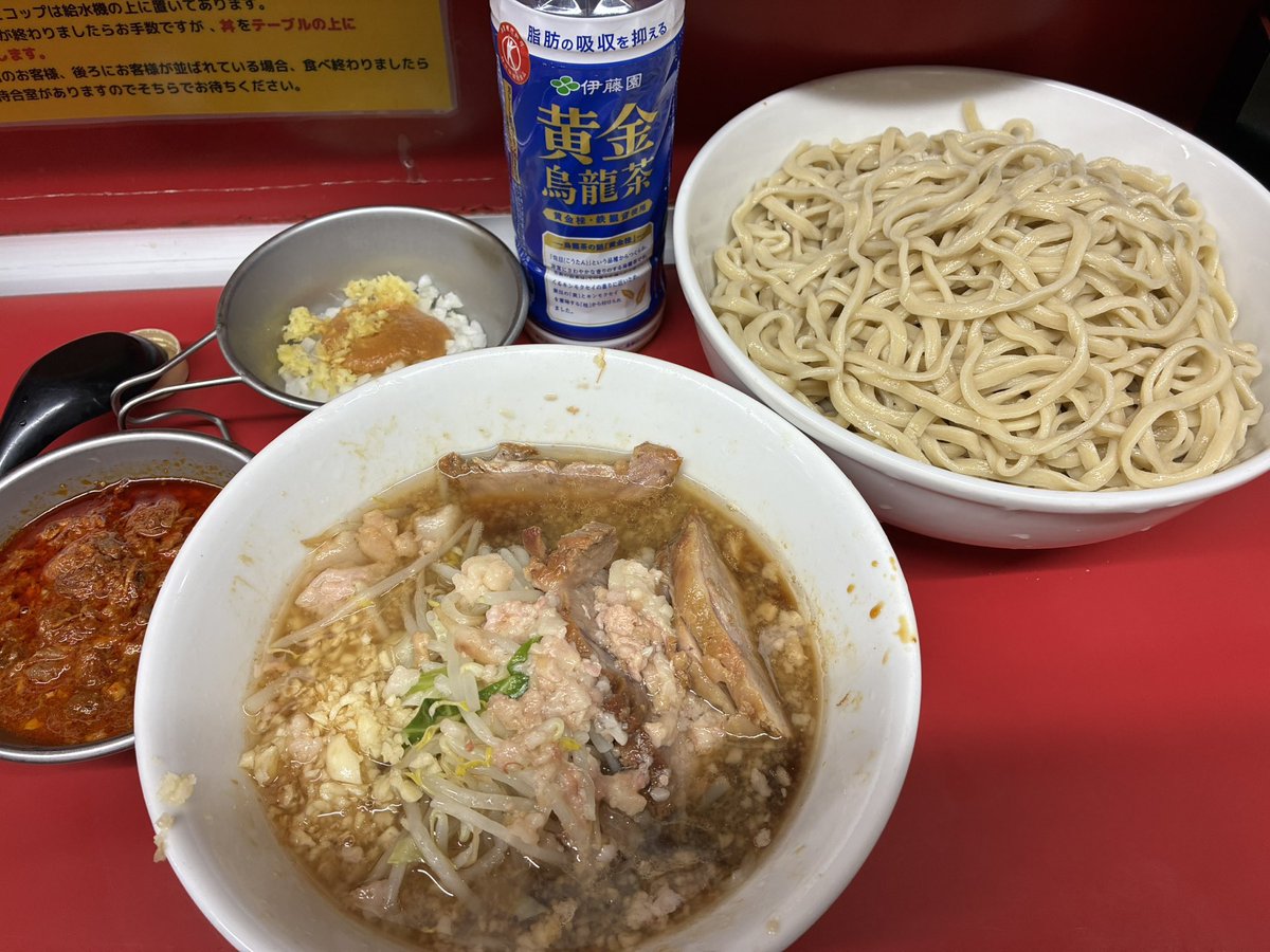 KamoshiJ26's tweet photo. ラーメン二郎湘南藤沢

大ラーメン、つけ麺、とり野菜みそタマネギ生姜🫚豚チゲ🐖🌶️、大蒜、野菜少な目

ノーマルつけ麺から、豚チゲをオンざ麺、野菜みそをスープへ
全てが美味すぎでした。

本日も美味しい一杯ご馳走様でした😋😋😋 https://t.co/Z6n7ipBf6a