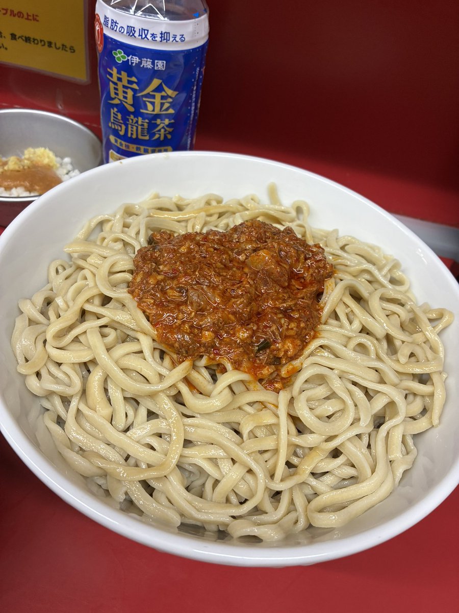 KamoshiJ26's tweet photo. ラーメン二郎湘南藤沢

大ラーメン、つけ麺、とり野菜みそタマネギ生姜🫚豚チゲ🐖🌶️、大蒜、野菜少な目

ノーマルつけ麺から、豚チゲをオンざ麺、野菜みそをスープへ
全てが美味すぎでした。

本日も美味しい一杯ご馳走様でした😋😋😋 https://t.co/Z6n7ipBf6a