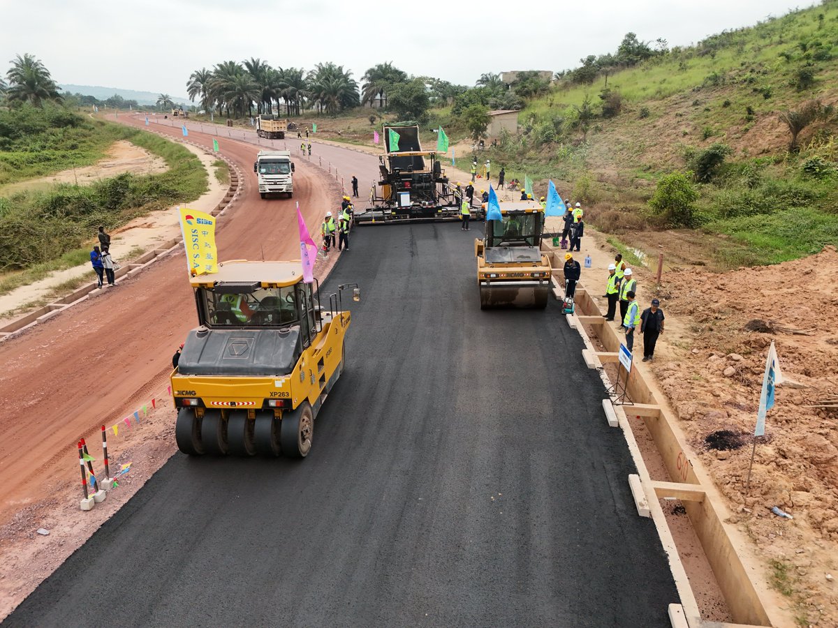 SISC_SA's tweet photo. #Infrastructure｜#Kinshasa: Le 29 mai, la mise en œuvre de la section d’essai en enrobé bitumineux du projet de la Rocade Sud-Est de Kinshasa a été achevée avec succès. 
Réalisée sur le tronçon PK12+560–PK12+760 sur une longueur de 200 mètres, cette étape marque l’entrée officielle du projet dans la phase des travaux de chaussée et pose une base solide pour le déploiement à grande échelle des revêtements asphaltés sur l’ensemble du tracé. 
@Sicomines
@acgtcd
@MinITP_RDC
@AGENCE_APCSC
@PrimatureRDC
@Presidence_RDC
#RDC #Kinshasa #Infrastructure #SISCSA #RouteEnConstruction