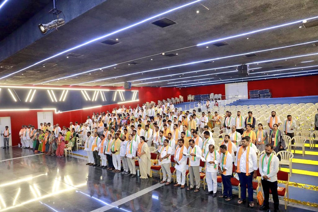 PMuralidharRao's tweet photo. Addressed the inaugural session of the Medchal Urban District BJP Training Camp as Chief Guest under the Pt. Deendayal Upadhyaya Prashikshan Mahaabhiyan.

Interacted with delegates and karyakartas and shared thoughts on strengthening the organization and furthering the party's ideology.

Joined by Shri Malla Reddy Ji, District BJP President.

@BJP4India @BJP4Telangana
