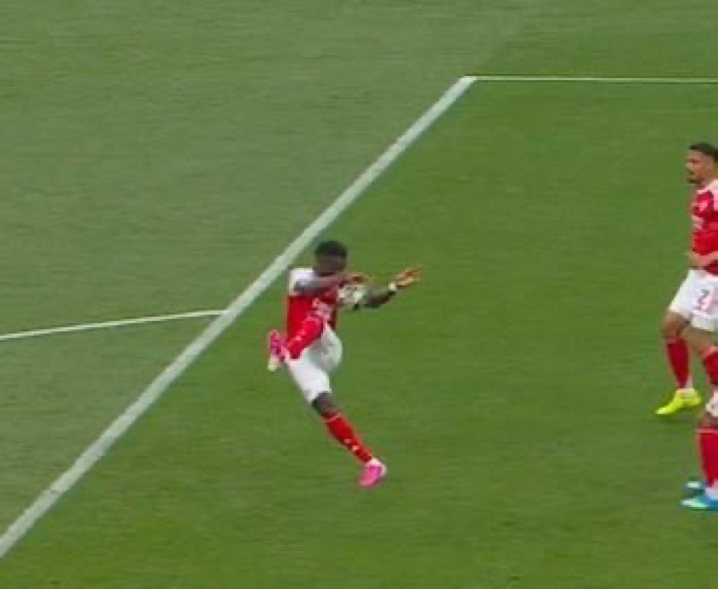 iamsuperhuman__'s tweet photo. Arsenal and Saka have turned football into basketball.
I’m wondering why the VAR didn’t call that handball foul which clearly should be a penalty? https://t.co/6RJzXCGzHf