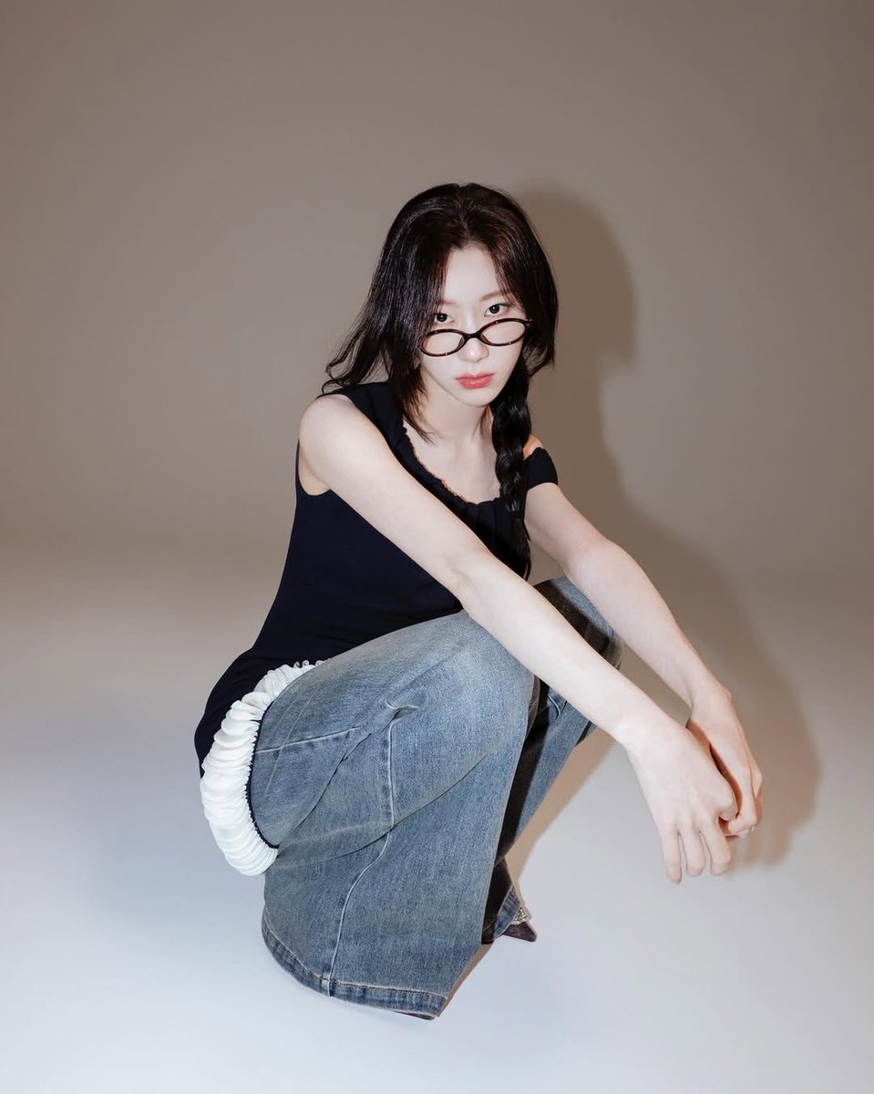 chaeryesng's tweet photo. glasses   on,   braid   done,   camera   rolling.   that   was   pretty   much   the   plan. https://t.co/jFja4pJlbx