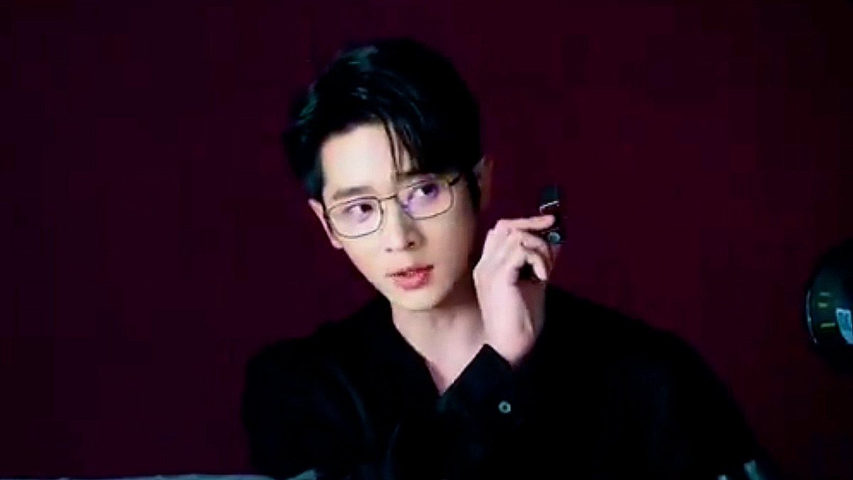 eclipsepetals_'s tweet photo. cheng lei in glasses >>>>>>>>>> https://t.co/qdExoazUUF