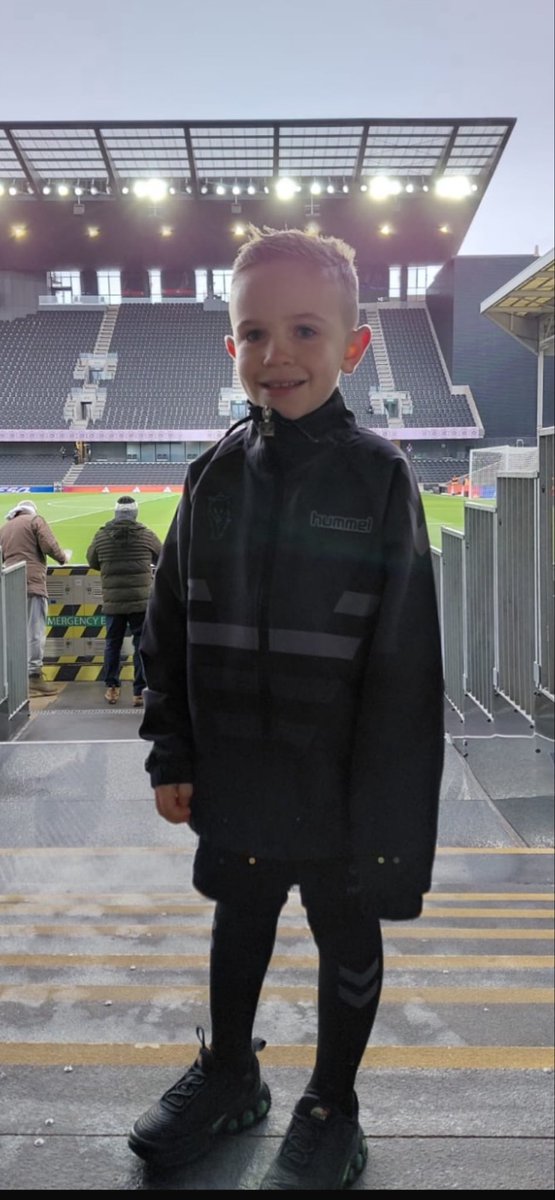 _Jo_pu's tweet photo. Noah Punshon from Mascot at Fulham away (and got Xhaka’s jacket) to scoring top bins today at the SOL on his 9th birthday ⚽️♥️ #safc @LukeONien https://t.co/8BJnRThPxZ