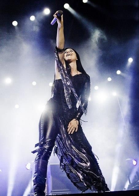 EvanescenceCZ's tweet photo. This outfit was absolutely sick. Too hot to handle. Legend.

(Sonisphere 2012 + Malaysia tour) https://t.co/LUi56iOH42