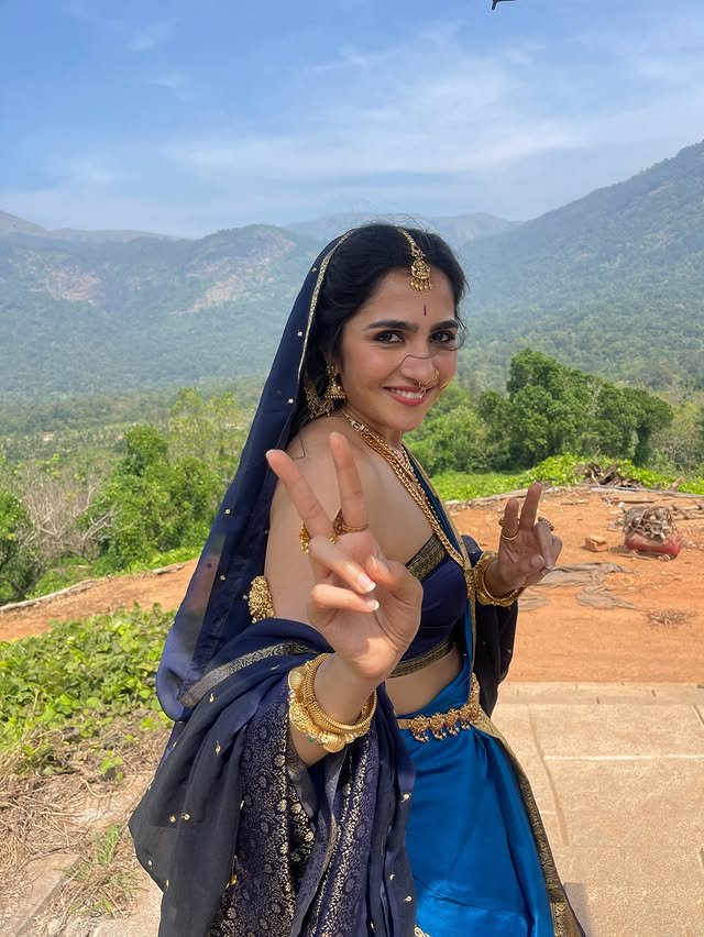 Rukminisays's tweet photo. My taste in women ❤️
#RukminiVasanth #KalyaniPriyadarshan
#MamithaBaiju
#MeenakshiDinesh https://t.co/EiNcdENc8E