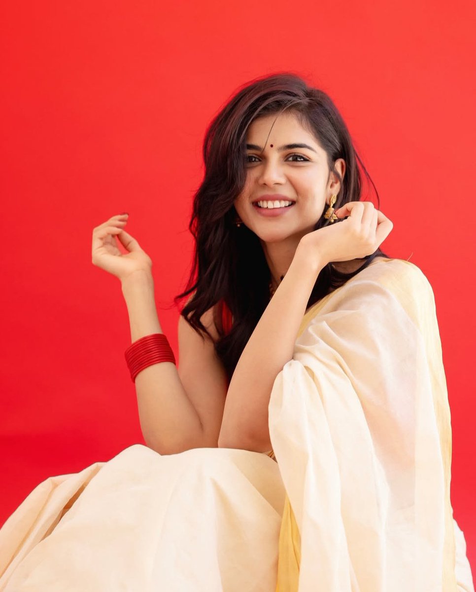 Rukminisays's tweet photo. My taste in women ❤️
#RukminiVasanth #KalyaniPriyadarshan
#MamithaBaiju
#MeenakshiDinesh https://t.co/EiNcdENc8E
