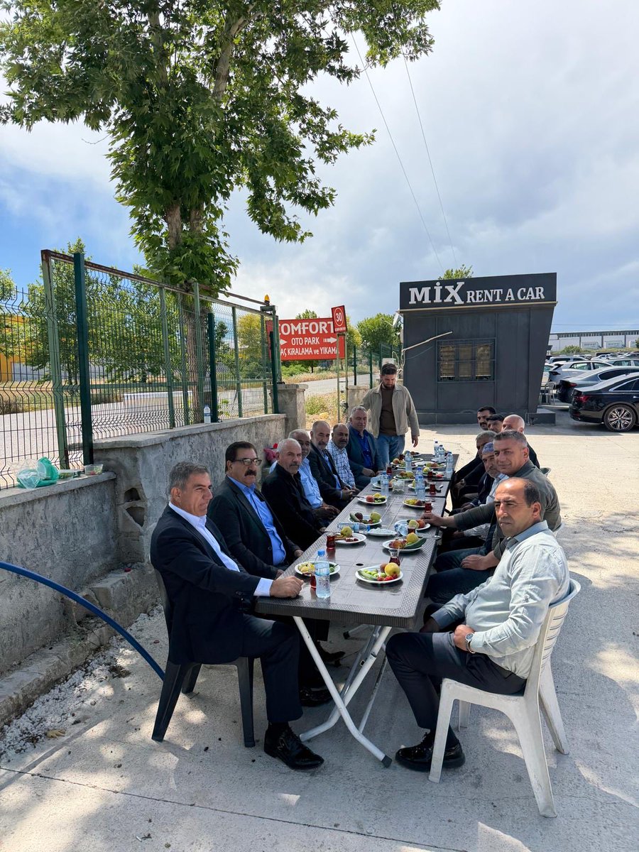 YusufTasdemr_27's tweet photo. 📍Bayramlaşma 
Bugün çok kıymetli ülküdaşlarımız ve dava arkadaşlarımızla bir araya gelmenin mutluluğunu yaşadık.

Kutlu davamıza gönül veren, iyi günde ve zor günde desteğini esirgemeyen herkese ayrı ayrı teşekkür ediyorum. Her daim yanımızda olan, birliğimize ve beraberliğimize güç katan tüm dava arkadaşlarımıza şükranlarımı sunuyorum.

Bizler de dün olduğu gibi bugün ve yarın da aziz milletimiz için sahada olmaya, gönüllere dokunmaya, birlik ve beraberliğimizi güçlendirmek adına çalışmaya devam edeceğiz. Makamlar gelip geçicidir; önemli olan milletimize ve davamıza sadakatle hizmet etmektir.

Rabbim birlik ve beraberliğimizi daim eylesin, kardeşliğimizi güçlendirsin. Nice bayramlara aynı inanç, aynı dava şuuru ve aynı gönül bağıyla ulaşmayı temenni ediyorum. 🇹🇷🐺
