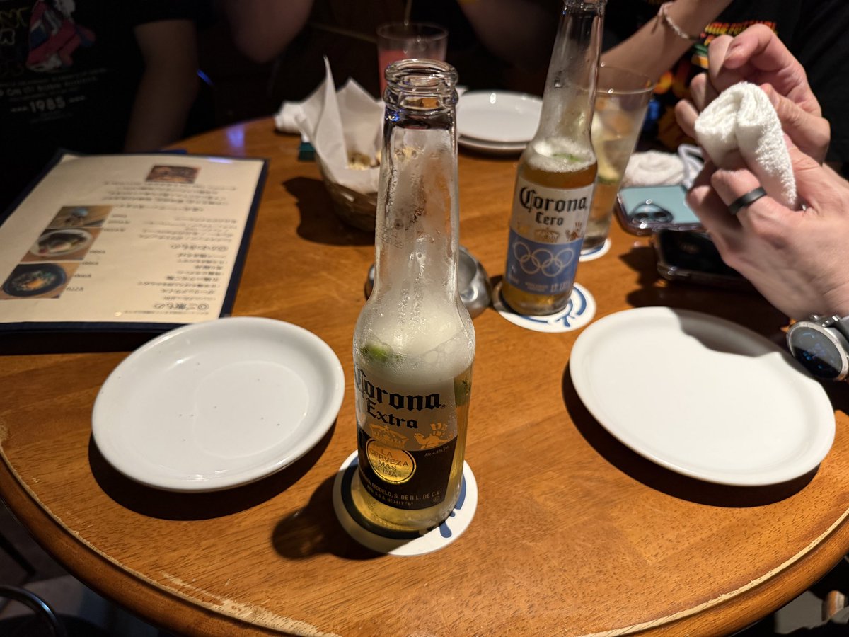 thisischou's tweet photo. 陽の者の酒盛り https://t.co/BzLqbGqdLd