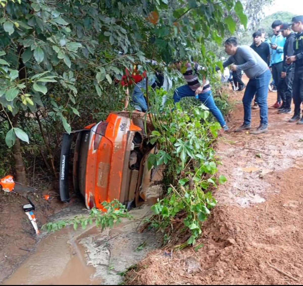 rallypy's tweet photo. ⚠️ Atención ⚠️
Fuerza de pista para Blas Zapag en el arranque del #PetrobrasRallyGuairá26.
ℹ️ Tripulación OK https://t.co/XDHqtjiGYw