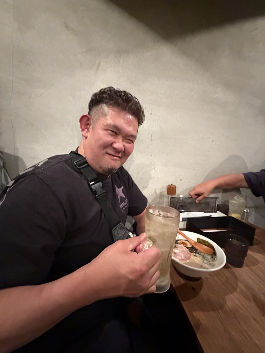 ReiyaIgarashi18's tweet photo. 熊本に無事到着して、
今宵はマンモスさん、神威さん、正岡さんとご一緒にらーめんを食べさせていただきました！

初熊本の自分に、熊本のらーめんの美味しさを教えてくれました！
とても美味しく、皆さんと楽しく食べました🍜
モンモスの件も無事にお伝えして、マンモスさんは和かにされておりました👹

#pw_freedoms