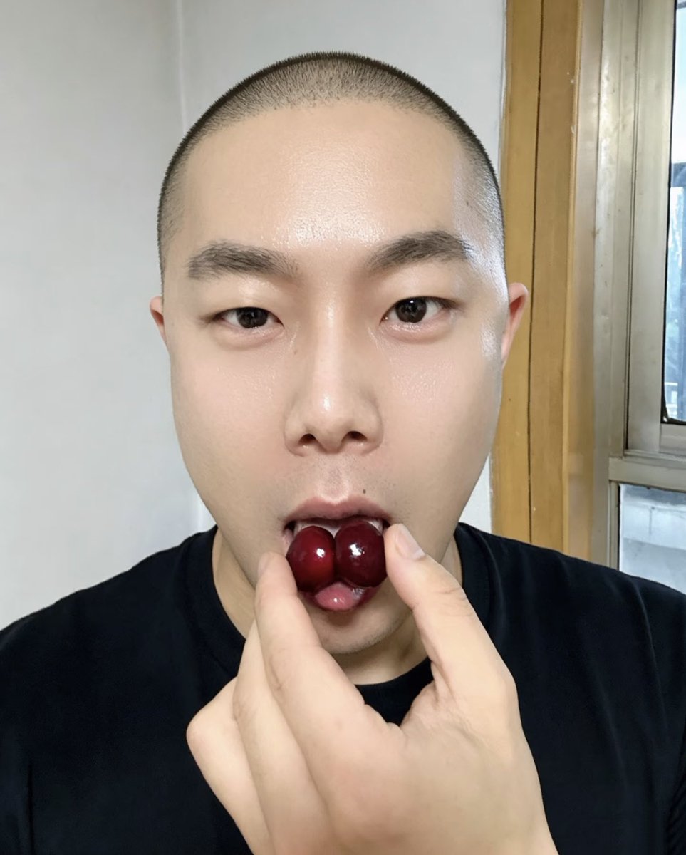 eric_guhhh's tweet photo. 这个有剃光头癖好的贱逼说曝光得不够 https://t.co/5hLyVM2eMf