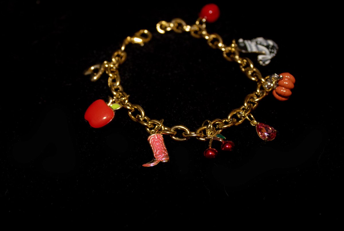 DesignsbyJess's tweet photo. If you’ve been wanting to get your hands on one of my Forbidden Fruits inspired charm brackets, a mini restock is dropping in T-minus 20 minutes 💖 https://t.co/hqrQlGqR2w