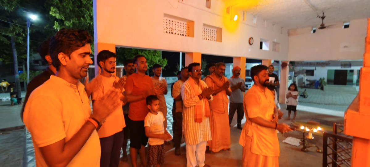 DrMithilesh5's tweet photo. #हिन्दुत्व_पुनर्जागरण_अभियान के अन्तर्गत हिन्दू युवा वाहिनी जनपद मऊ द्वारा प्राचीन शिवमंदिर लैरोदोनवार पर प्रत्येक शनिवार की भांति इस शनिवार को भी साप्ताहिक आरती का आयोजन किया गया।
@myogiadityanath https://t.co/MiKqPs5S5J