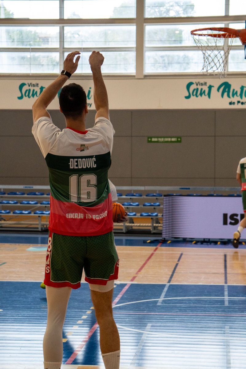 caja87basket's tweet photo. 👋 ¡𝐇𝐨𝐥𝐚, 𝐒𝐚 𝐏𝐞𝐝𝐫𝐞𝐫𝐚! 

Los nuestros ya prueban los aros del pabellón de Sant Antoni. En poco menos de hora y media, final en tierras pitiusas. 

¡Vamos con todo! 

#ElijoCreer #ItsNow https://t.co/k2K0Rm0wIq
