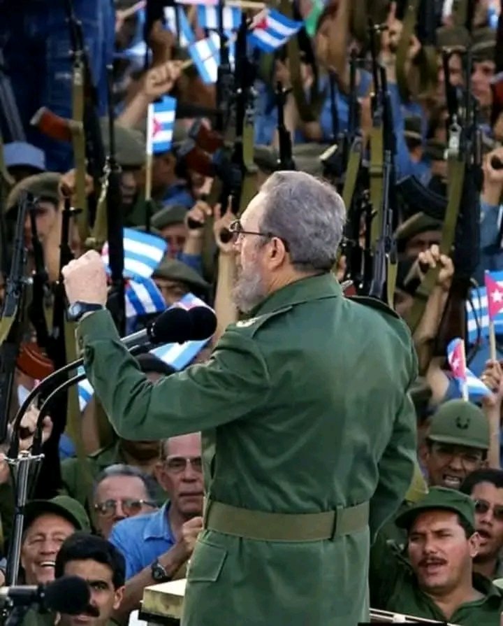 CubacooperaGb's tweet photo. #Fidel: "Hay que pedirle a la gran potencia apoyada en casi mil bases militares y siete flotas acompañadas de portaaviones nucleares y miles de aviones de combate con las cuales tiraniza al mundo, que nos explique cómo va a resolver el problema de las drogas". #100AñosConFidel https://t.co/KM2WnyzmSX