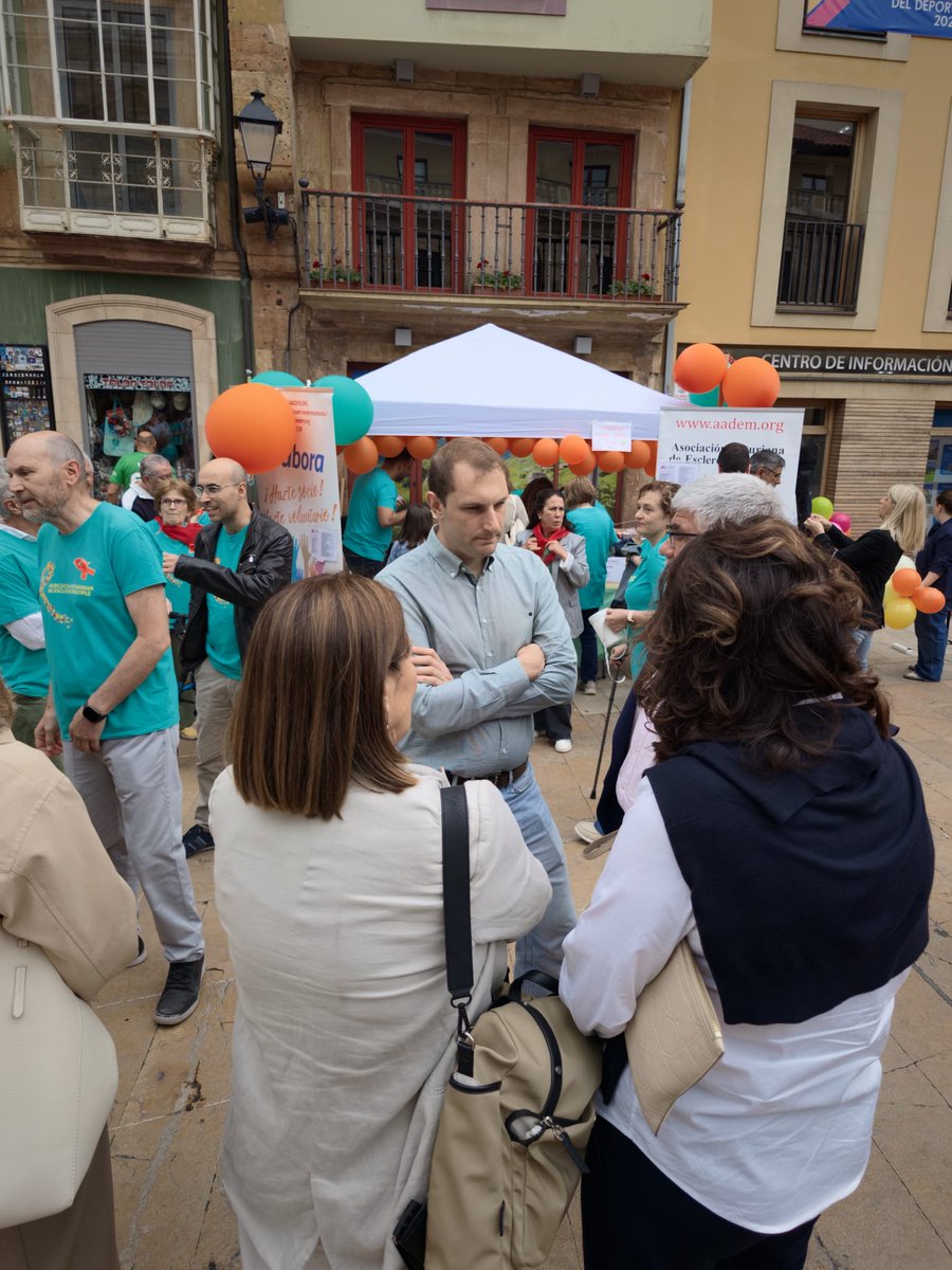FOROAsturias's tweet photo. 📸Hoy, con motivo del #DíaMundialEsclerosisMúltiple, @AdrianPumares, junto a @hugonavap y otros compañeros de @FORO_Siero, participaron en la lectura del manifiesto organizada por @AADEMesclerosis en #Oviedo. #EsclerosisMúltiple

🤝Bajo el lema #JuntosSomosMásFuertes, reafirmamos nuestro compromiso con la inclusión, la accesibilidad, la investigación y el apoyo a las personas que conviven con esta enfermedad.

👉Reclamamos al @GobAsturias más investigación y una financiación ajustada. #Asturias
