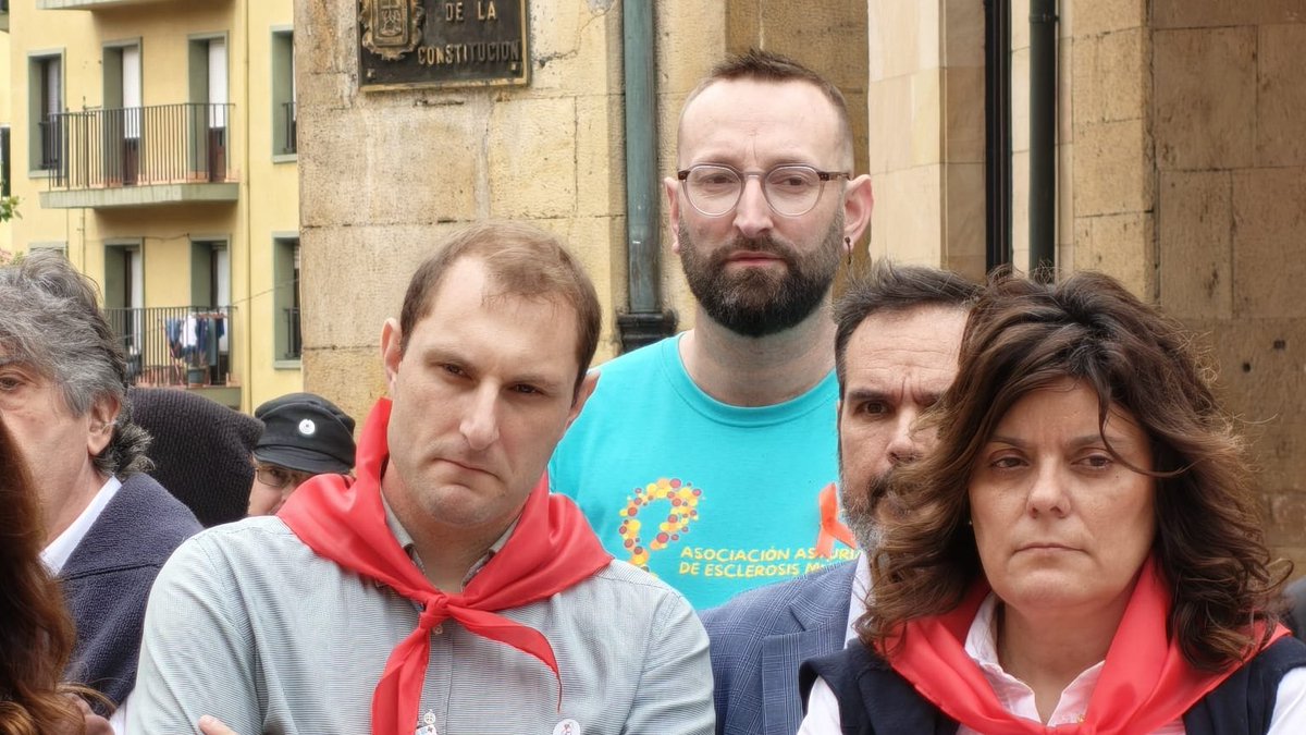 FOROAsturias's tweet photo. 📸Hoy, con motivo del #DíaMundialEsclerosisMúltiple, @AdrianPumares, junto a @hugonavap y otros compañeros de @FORO_Siero, participaron en la lectura del manifiesto organizada por @AADEMesclerosis en #Oviedo. #EsclerosisMúltiple

🤝Bajo el lema #JuntosSomosMásFuertes, reafirmamos nuestro compromiso con la inclusión, la accesibilidad, la investigación y el apoyo a las personas que conviven con esta enfermedad.

👉Reclamamos al @GobAsturias más investigación y una financiación ajustada. #Asturias