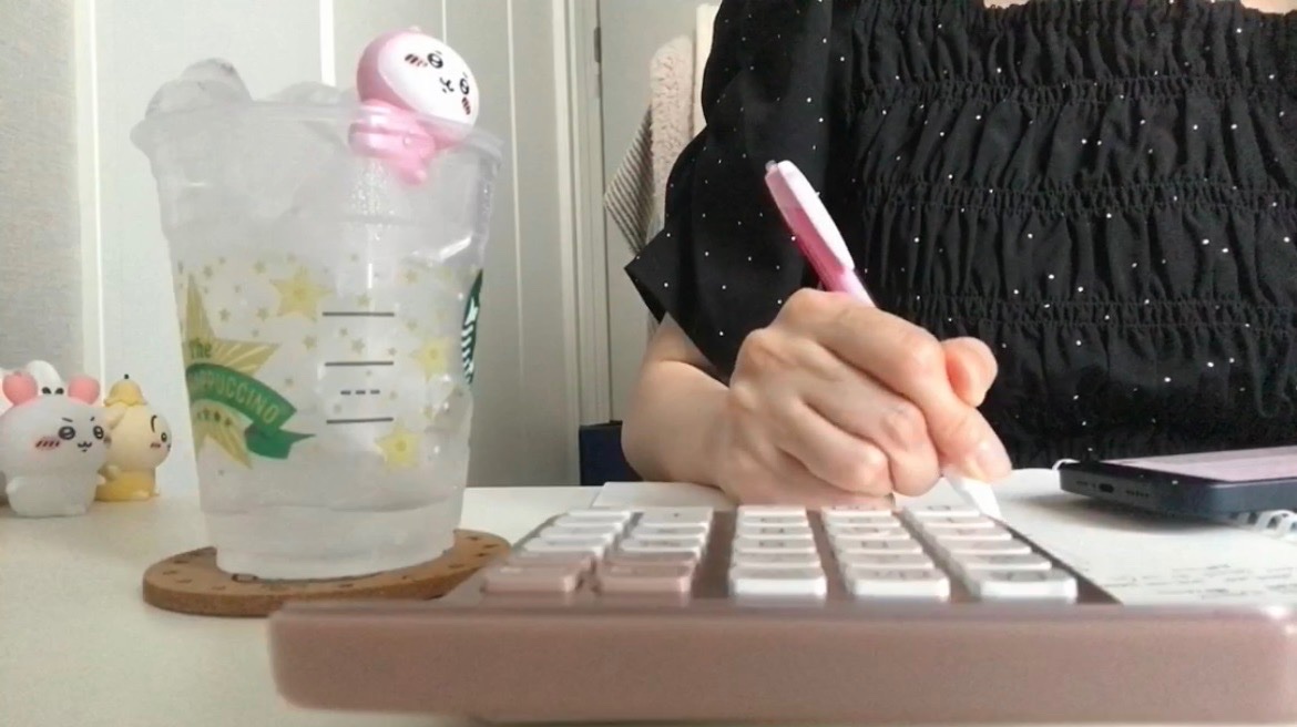 momonga_ol's tweet photo. 【自宅で勉強したい人へ】
妊娠→外出控え目になる→家で勉強するようになった私が最近気づいた、衝撃の事実。「自分は人の目があるカフェじゃないと勉強できない」と思い込んでいたけど、大きな勘違いでした。カフェ勉強でやる気が出る正体は「人の目」ではなく「締切効果」。

・閉店時間がある
・利用できる時間に限りがある
・「いつか帰る」が最初から決まっている

つまり、自然と時間制限がかかっている。そこで、自宅で試したのが

・氷が溶けるまで勉強
・YouTubeのタイマー動画を流して勉強

これらのおかげで、家で驚くほど集中できるようになった。家で勉強したいけど続かない人、まずは「締切」を作るところからやってみてほしいです。