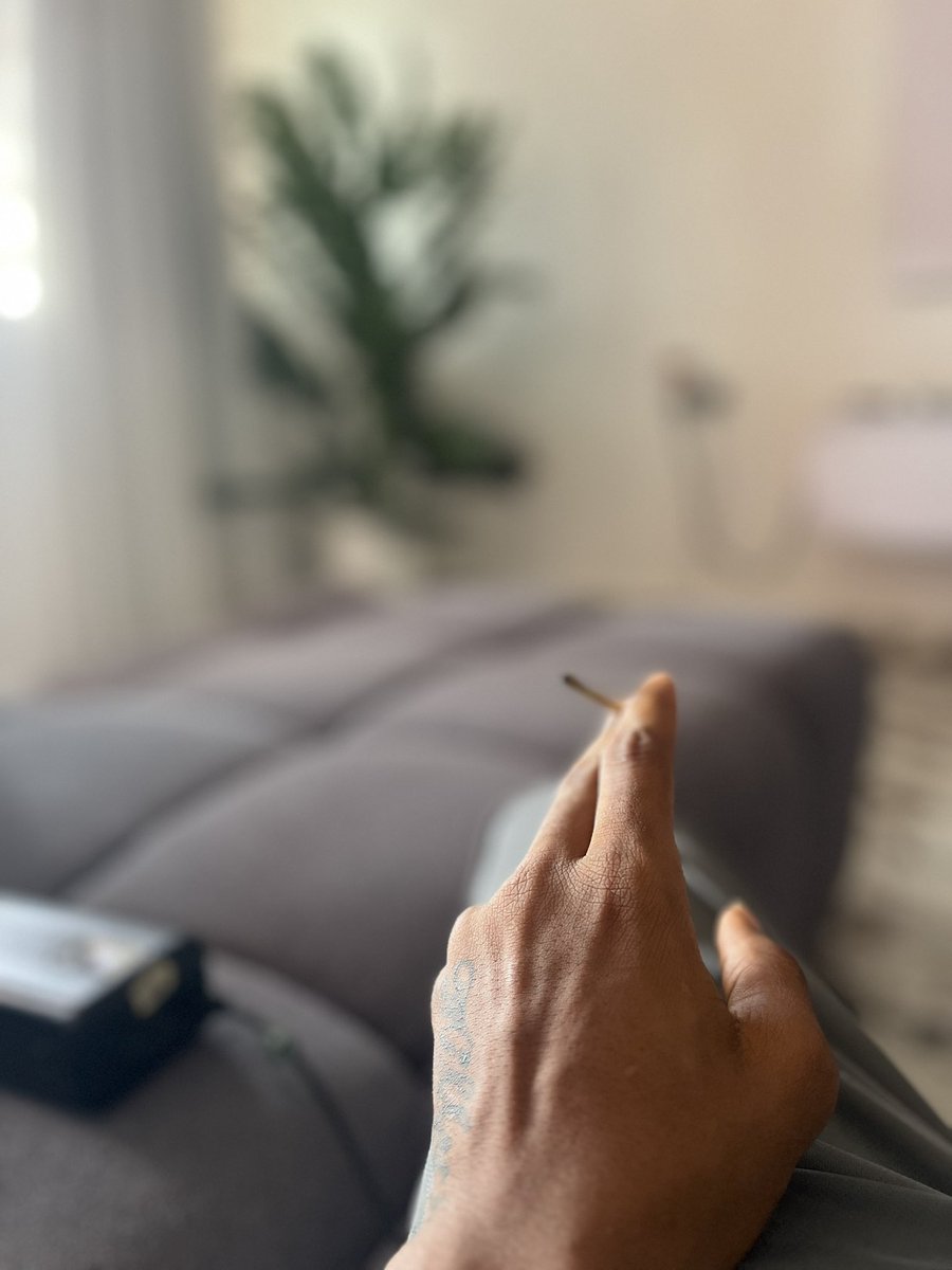 EdmandPrin6257's tweet photo. Chilling with my joint😘 https://t.co/a2JpjVePIK