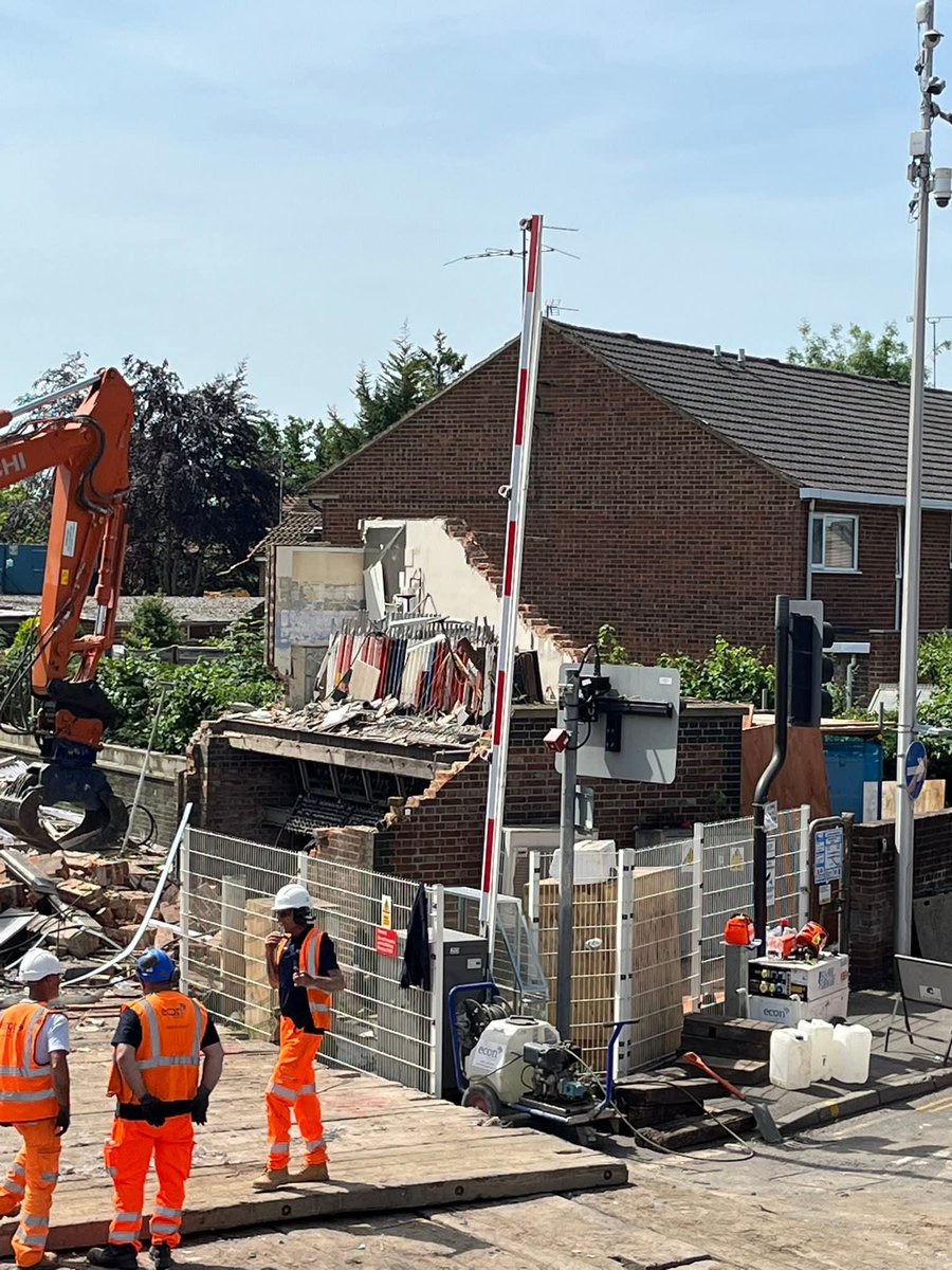 G1LEV's tweet photo. @GWRHelp, @sw_train @networkrail, intresting to see Wokingham Signal Box been demolished today, especially after it had a, Preservation Order, placed on it in 2001... https://t.co/PckB1BvOrx