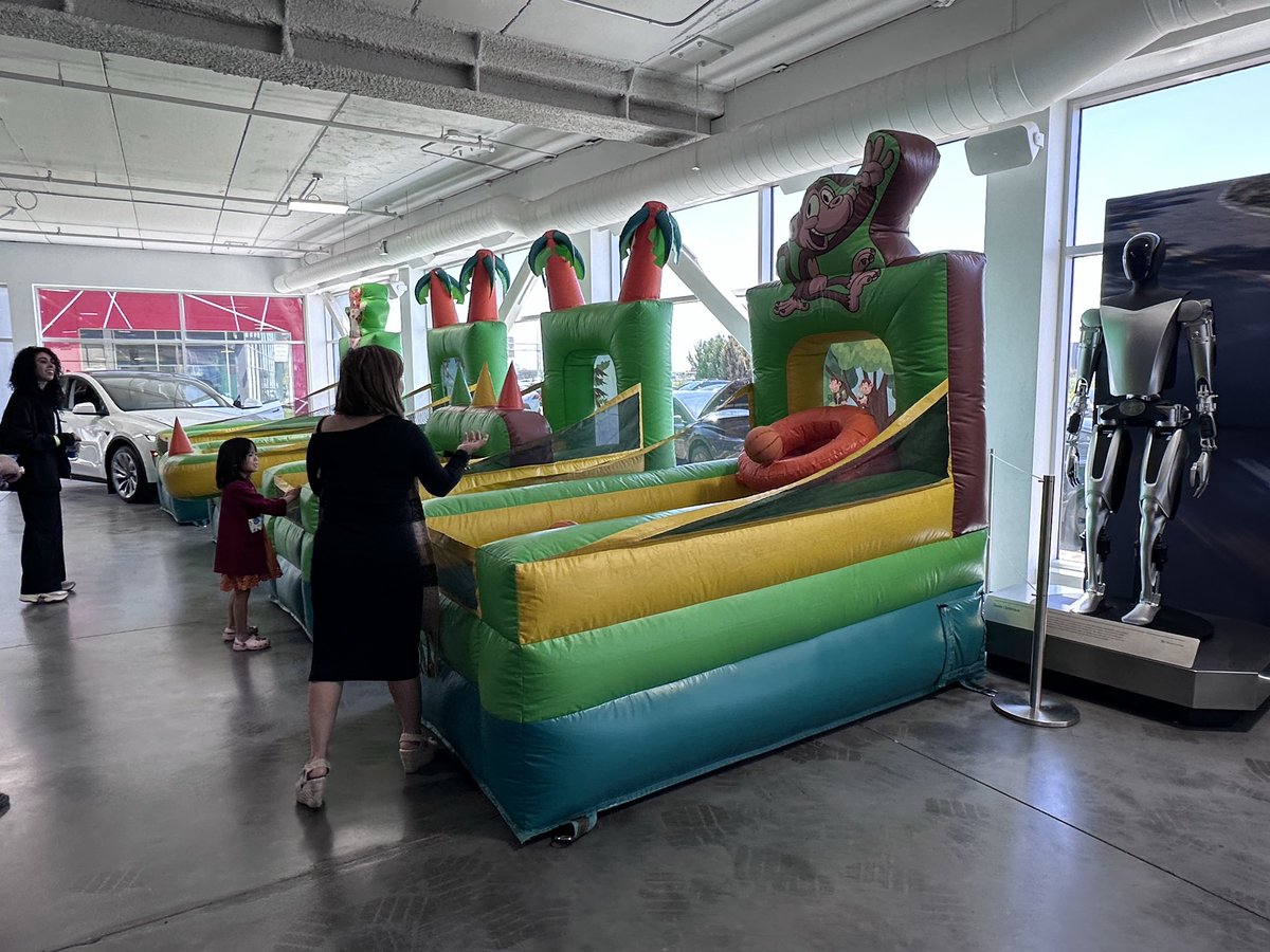 gadgetnat3's tweet photo. It’s the Electric Summer at Tesla Laval!!! 🔋⚡️☀️ It’s very busy!!!
Games, popcorn, ice cream and FSD test drives!

@Tesla 
@tesla_na 
@DriveTeslaca https://t.co/2IhdgOILj3