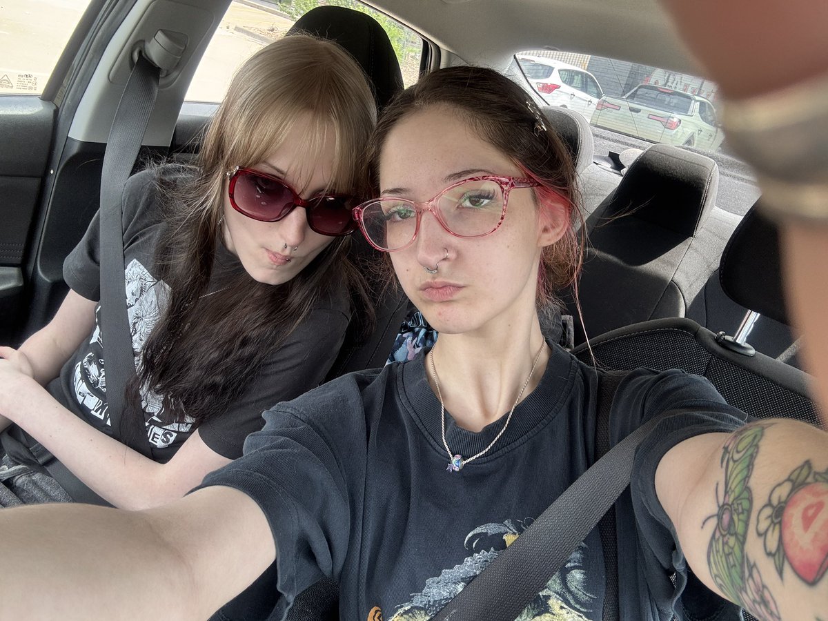 epicallyonline's tweet photo. dropping off my gf to play mtg she better win a game https://t.co/jJCFarLk3i