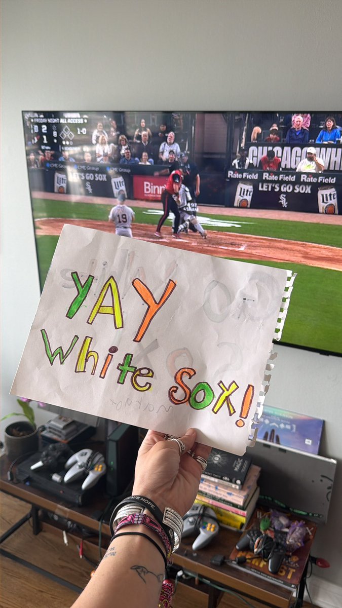 steeeeenz's tweet photo. Leaving the bleachers yesterday I spotted this cute little sign and immediately felt pulled to it, especially after the walk off and the last few insane weeks the team has had

Thank Margot wherever you are, I’m going to frame this and take very good care of it :)

@whitesox https://t.co/QvHtbm9ojL
