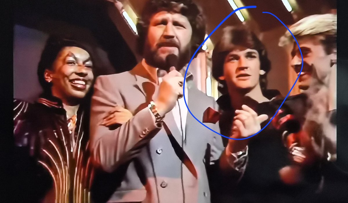 Celeb_FC's tweet photo. #Nowwatching #TopOfThePops 1982 ( I was there in 1981 / 1982 - although can't remember what episode ) & look who pops up - I think this could be @craigfairbrass - what a small world if it is lol 😀 #TakeMeBack https://t.co/aSeadrGnm8
