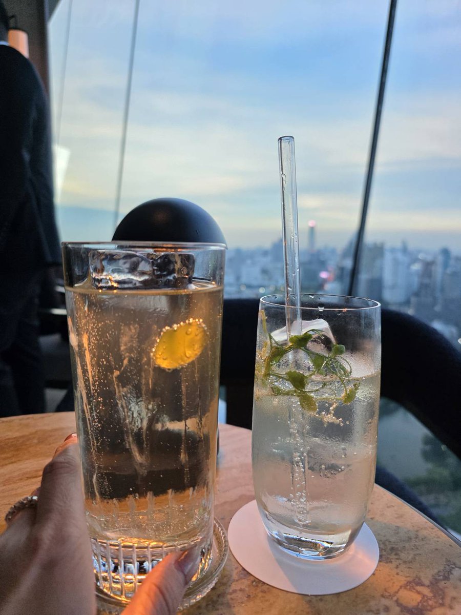 Biggy3579's tweet photo. 1970 Bar ชั้น 39 ภายในโรงแรม ดุสิตธานี บรรยากาศดีแนะนำมองเห็นวิวสวยมาก https://t.co/5yQS1txeMp