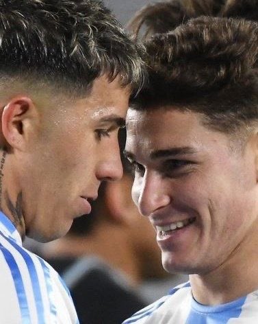 ARCHIVESJULIAN's tweet photo. Qué buscas en la vida?
-Alguien que me mire como Julián mira a Enzo. https://t.co/FfSWmGkIgH