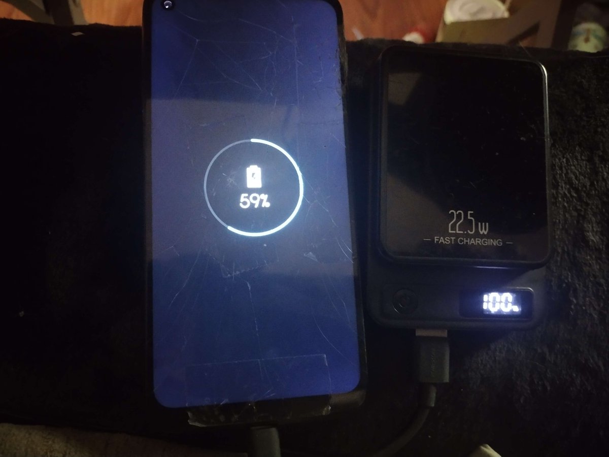 mini_ross232's tweet photo. 古いスマホを修理した。充電ポートが緩んでいて、本当にイライラしていたんだ。 https://t.co/upGdMabh7S