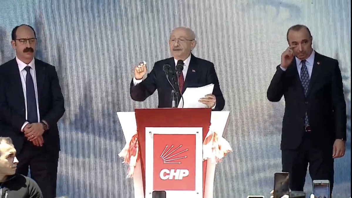 DerindereMelik's tweet photo. Darbe girişimini, Bakırköy belediye başkanının evinde tv de izleyen eden şahıs, darbeyi püskürtmek için TBMM de konuşma yapan cesur Lideri  fetöcülükle suçladı :) https://t.co/xGMNep1Hyn