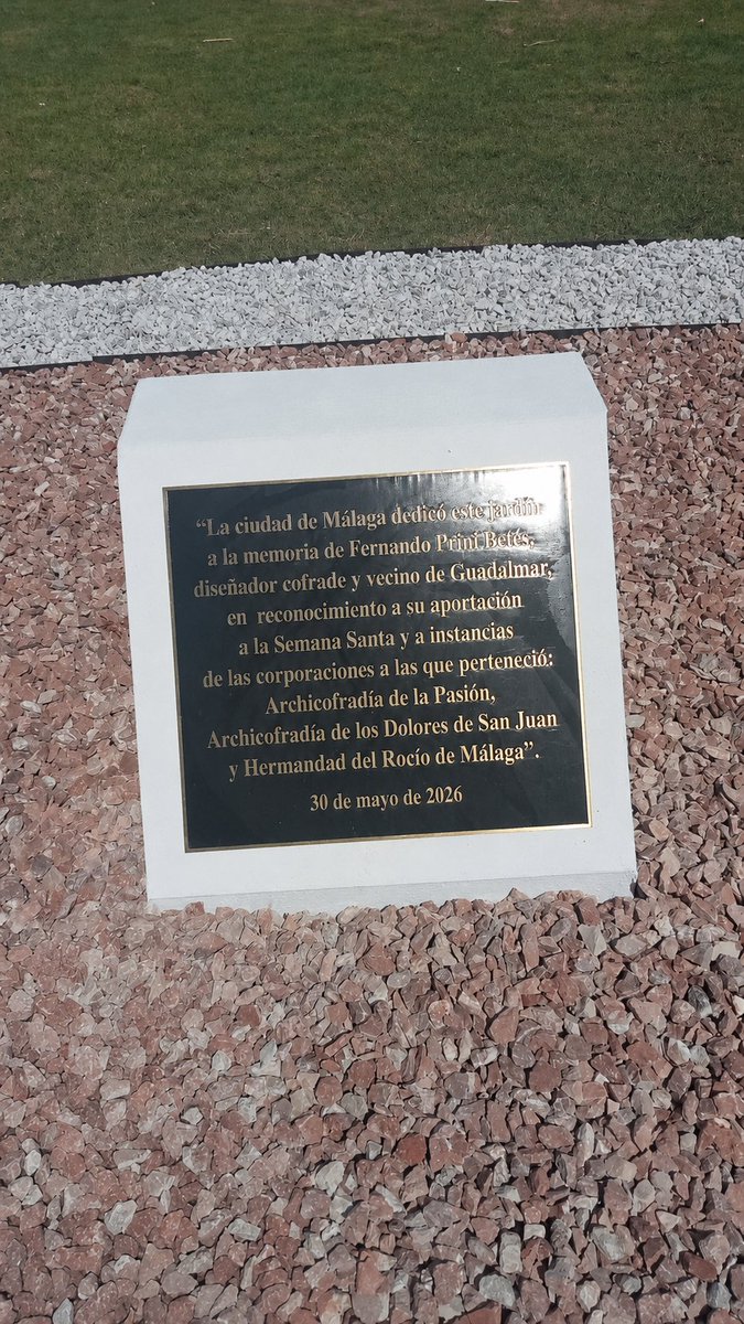 jsanchezdlreyes's tweet photo. Hoy se han inaugurado unos jardines en Málaga con el nombre de Fernando Prini,una iniciativa que tuve el honor de proponer y fue recogida por la Hdad. de Dolores de San Juan, que lo ha llevado a buen puerto. Su memoria, obra y talento perdurarán en el barrio donde vivía,Guadalmar https://t.co/QCFZQNTEPk