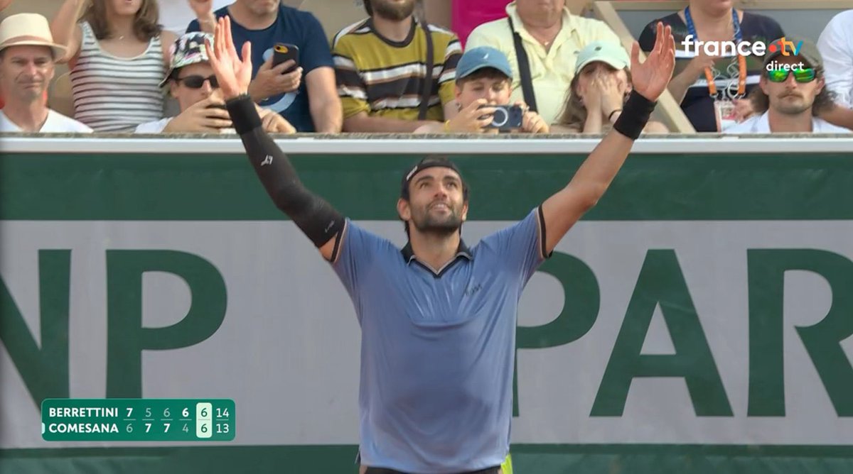 vgrigera_'s tweet photo. Otra dolorosa derrota para el tenis argentino en París. Esta vez, Francisco Comesaña ante Matteo Berrettini.

Fue 15-13 en el tie-break del quinto set, en cinco horas de juego y luego de tener un match point. #RolandGarros https://t.co/gTNhPdFXfM
