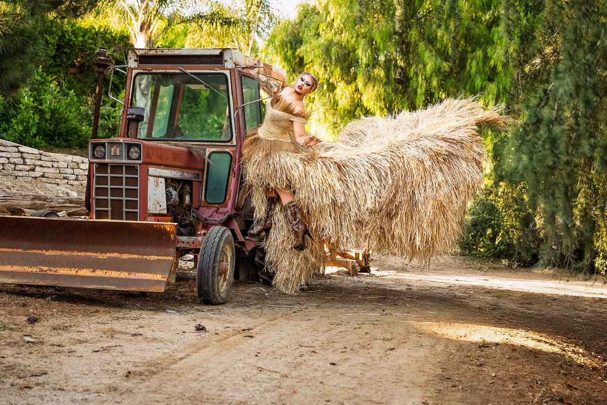 SalinaEstitties's tweet photo. Save a horse, ride an EsTitty
@RuPaulsDragRace #AllStars https://t.co/LJWzX99dwm