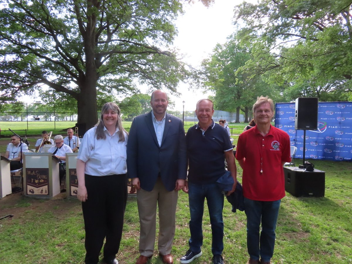 CMDMCarr's tweet photo. It was great hosting our first community concert in Dyker Beach Park last night. Thank you to Il Centro, the IS 201 band, and the MAS Swing Band for a wonderful night! Stay tuned for future events https://t.co/RsF3yDNll0