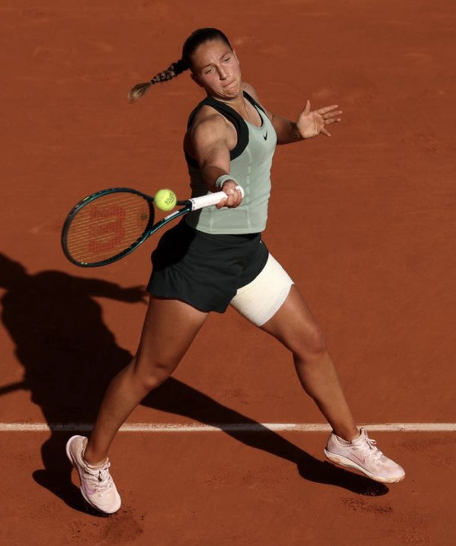 _FrenchTennis's tweet photo. ✨ Magnifique ! 🇫🇷

Diane Parry s’impose en trois sets face à Amanda Anisimova : 6-3, 4-6, 7-6.

La Française se qualifie pour la première fois de sa carrière en huitièmes de finale d’un tournoi du Grand Chelem ! 🇫🇷

#RolandGarros https://t.co/8Zdf6gRSFV