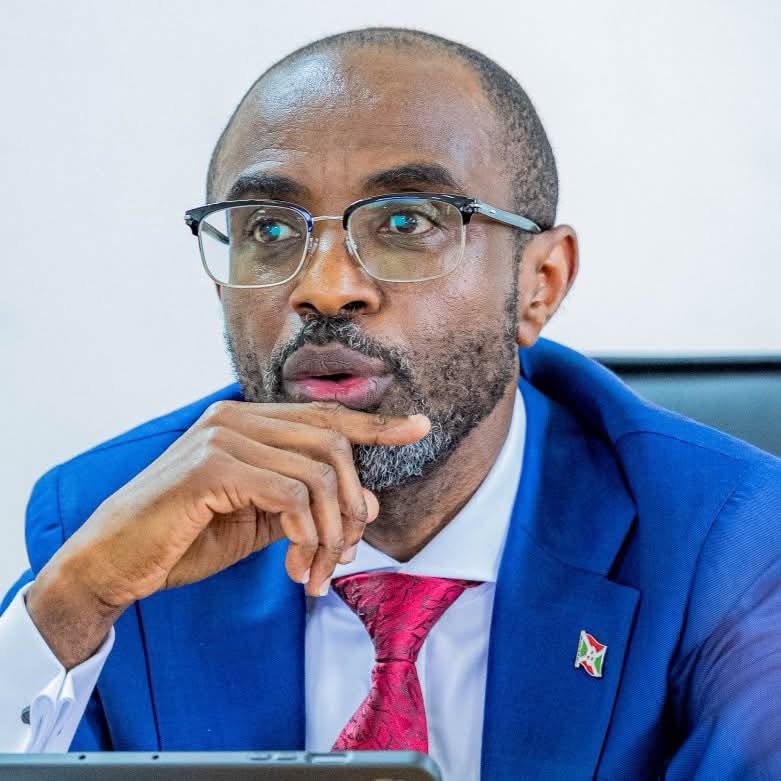 FOCODE_'s tweet photo. #Burundi : Transferts mobiles : un citoyen interpelle le ministre des Finances Alain Ndikumana

#FocodeMagazine |  30 mai 2026

À l’heure où le Burundi dit vouloir accélérer sa transition vers l’économie numérique, une limitation imposée aux usagers des services de mobile money suscite incompréhension et frustration. Selon un citoyen qui interpelle le ministre Alain Ndikumana, l’impossibilité de recevoir plus de trois dépôts par jour sur certains services de transfert d’argent freine les commerçants, complique l’entraide sociale et décourage l’usage des paiements électroniques. Une restriction jugée paradoxale dans un pays qui ambitionne de réduire la dépendance au cash et de moderniser ses services financiers.

Alors que le Burundi affiche son ambition d’avancer vers une économie davantage numérisée, une préoccupation revient avec insistance chez plusieurs usagers des services de paiement mobile : la limitation du nombre de dépôts pouvant être reçus par une même personne au cours d’une journée.

Dans une interpellation adressée au ministre en charge du développement numérique, Alain Ndikumana, un citoyen s’étonne de cette mesure qu’il juge difficilement compréhensible dans un contexte où les paiements électroniques devraient, au contraire, être encouragés.

Selon lui, il serait aujourd’hui impossible, notamment sur Lumicash, de recevoir plus de trois dépôts par jour. Une restriction qui, d’après ses informations, concernerait également d’autres services comme Bancobu E-noti. « À ma connaissance, le Burundi est le seul pays où une telle limite existe pour les transferts d’argent par téléphone », fait-il remarquer.

Pour ce citoyen, cette situation constitue un véritable frein à l’usage des services financiers numériques. Il cite, entre autres, les familles qui organisent des cérémonies et qui peinent à recevoir les contributions de proches ou d’amis, les commerçants qui ne peuvent pas encaisser librement les paiements de clients éloignés, ou encore les personnes touchées par un malheur et que des bienfaiteurs souhaitent assister rapidement.

Cette limitation, poursuit-il, complique aussi la vie des associations, des Églises et des formations politiques qui pourraient utiliser ces canaux pour mobiliser des contributions auprès de leurs membres ou sympathisants. « Tout cela devient inutilement difficile alors que ces outils devraient faciliter la vie des citoyens », a-t-il ajouté.

L’auteur de l’interpellation estime que cette pratique va à contre-courant de l’évolution observée dans la région. Dans plusieurs pays voisins, les politiques publiques tendent plutôt à réduire l’usage du cash au profit des transactions électroniques, considérées comme plus rapides, plus traçables et plus adaptées aux réalités économiques actuelles.

Il rappelle que cette question n’est pas nouvelle. Elle aurait déjà été soulevée à plusieurs reprises lorsque le secteur était encore sous la responsabilité de l’ancienne ministre Léocadie Ndacayisaba, sans qu’une solution ne soit apportée. Aujourd’hui, il invite le ministre Alain Ndikumana à se saisir du dossier.

Le citoyen reconnaît cependant au ministre un discours volontariste sur les enjeux du développement et de l’économie numérique. Mais il estime que cette volonté devrait se traduire par des mesures concrètes, capables d’améliorer le quotidien des Burundais. « Lever cette restriction serait une avancée dont beaucoup se souviendraient », a-t-il insisté.

La question posée dépasse ainsi le simple désagrément technique. Elle touche à l’accès aux services financiers, à la modernisation de l’économie, mais aussi à la capacité des autorités à accompagner les usages numériques au lieu de les freiner.

Reste à savoir si le ministère concerné, les opérateurs de mobile money et les institutions financières apporteront des explications sur les raisons de cette limitation, ou si des mesures seront envisagées pour l’assouplir. Pour de nombreux usagers, l’enjeu est clair : permettre aux outils numériques de jouer pleinement leur rôle dans la vie économique et sociale du pays. #Mbariza 

#FocodeMagazine |  30 mai 2026

@GeneralNeva , @KwaNtare , @NtareHouse , @BurundiGov , @FinancesBdi , @BankiNkuru , @nshingamateka , @MinCoMedia , @Burundi_senat