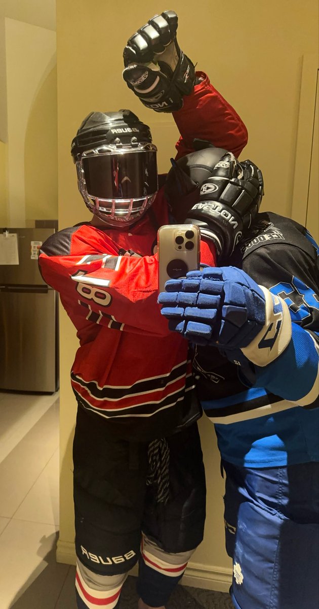 Smellyhockey's tweet photo. There’s just something so hot about sniffing a stinky hockey player’s armpits… https://t.co/wtIq1QVPGp