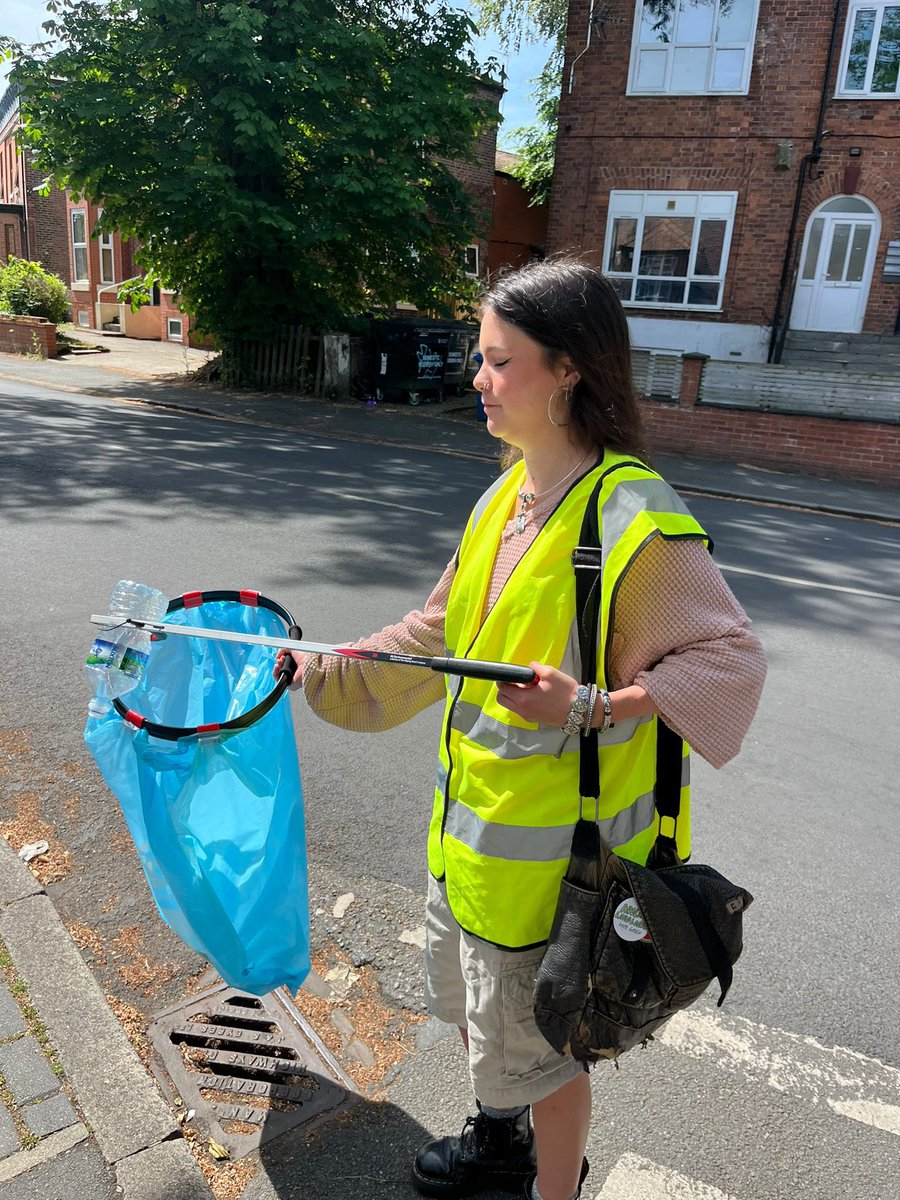 bethhartness_'s tweet photo. Went litter picking in my ward for a local community group with some Green Party comrades, sun was an added bonus https://t.co/l13OuM3893